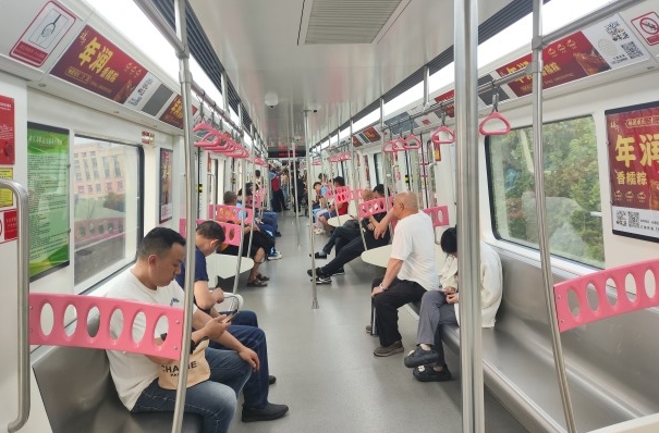 重庆地铁列车语音冠名价格，重庆地铁车厢播音导向广告投放